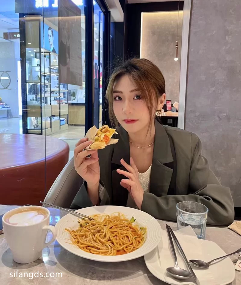 自拍 《百度云泄密》国内某大学大二美女和男友之间的秘密被【23v11p+359M】