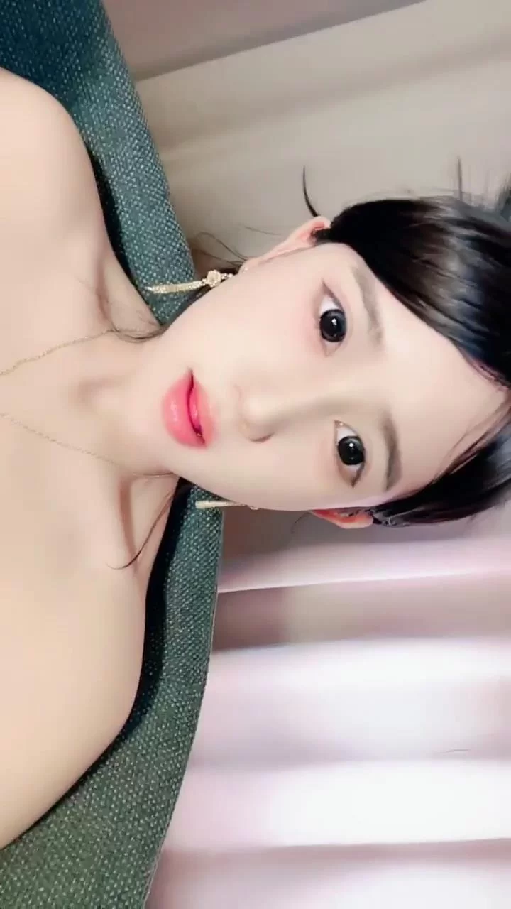 美女御姐 笑容甜美，高端精致女神[18岁昆明女模]大尺度福利，道【8v+3.56g】