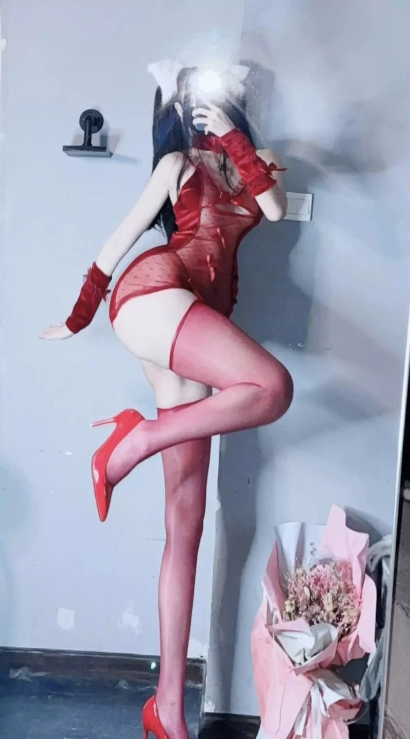 国产coser 小艾根本吃不饱微密圈写真合集【npv+9.5g+】