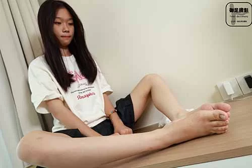 美腿/足控 御足摄影-红尘纷扰-学妹超短裙棉袜美腿[90P1V-1.5G百度网盘]【90p1v+1.5g】