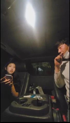 自拍 大神勾搭到各路漂亮嫩嫩的学生妹 给他口交足交，全都是【2V+2.53G】