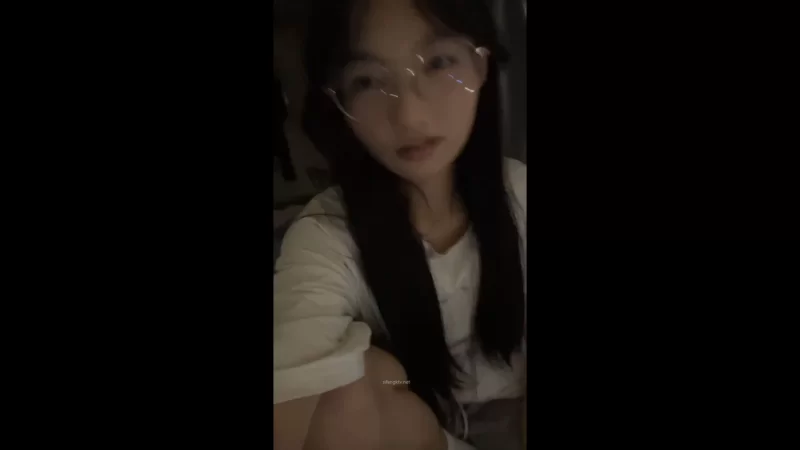 福利姬 网络爆红的宿舍黑衣眼镜妹”困困兔”合集6【33v+22.42g】