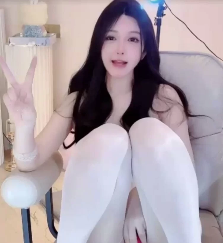 自拍 娃娃脸超级漂亮的长腿美腿萝莉[Deep]172CM高挑身材，白丝袜 高跟鞋 又又又喷水啦【1+720m】