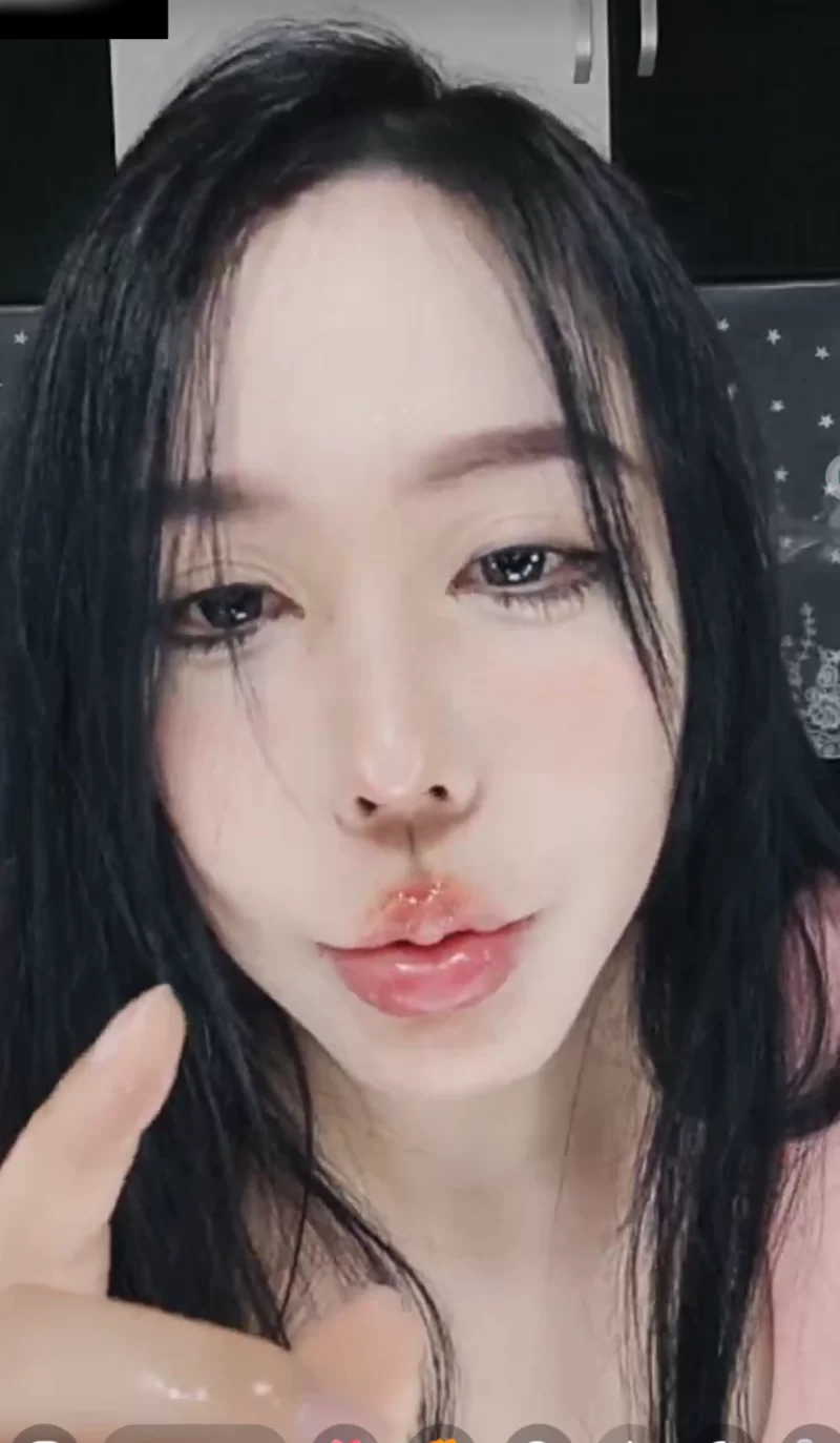 自拍 女神丝袜塞逼里自慰抽查白浆一对一发骚盯射【3v+2.81g】