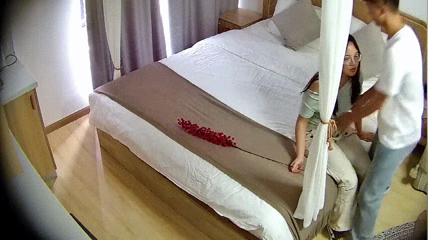 女大学生 逼毛浓密性欲强的反差婊眼镜美女在男友体力不济的间隙【9v+1.5G】