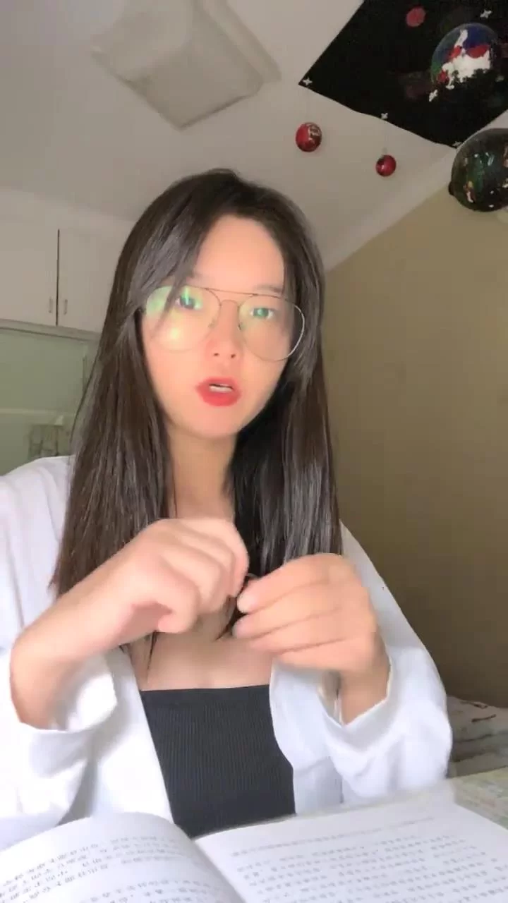 女大学生 南京林业大学美女，考研二战独居[要吃退黑素]深夜寂【6v+2.4g】