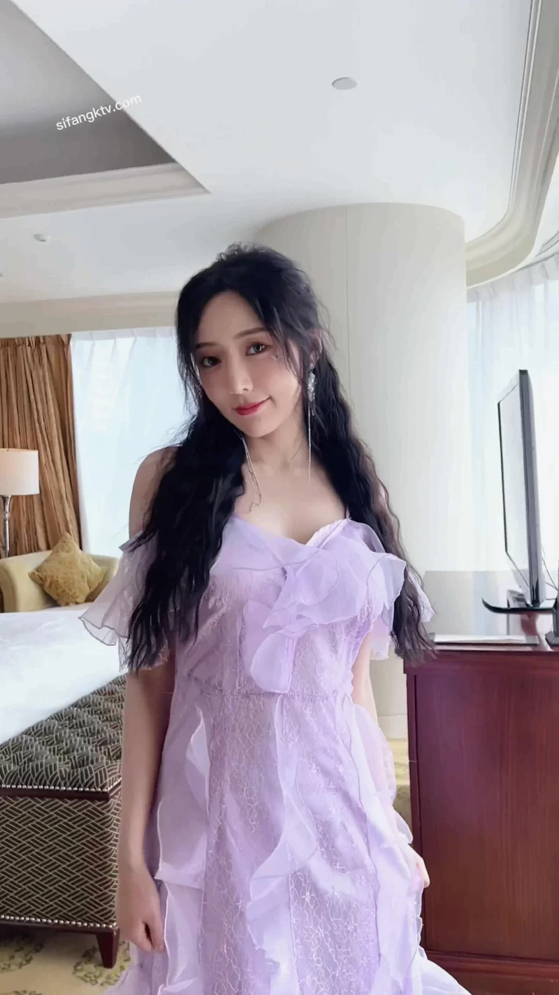 美女御姐 [极品女神]秀人超豪乳靓特『王馨瑶』紫色透视连衣裙 【112P+1v+1.21g】