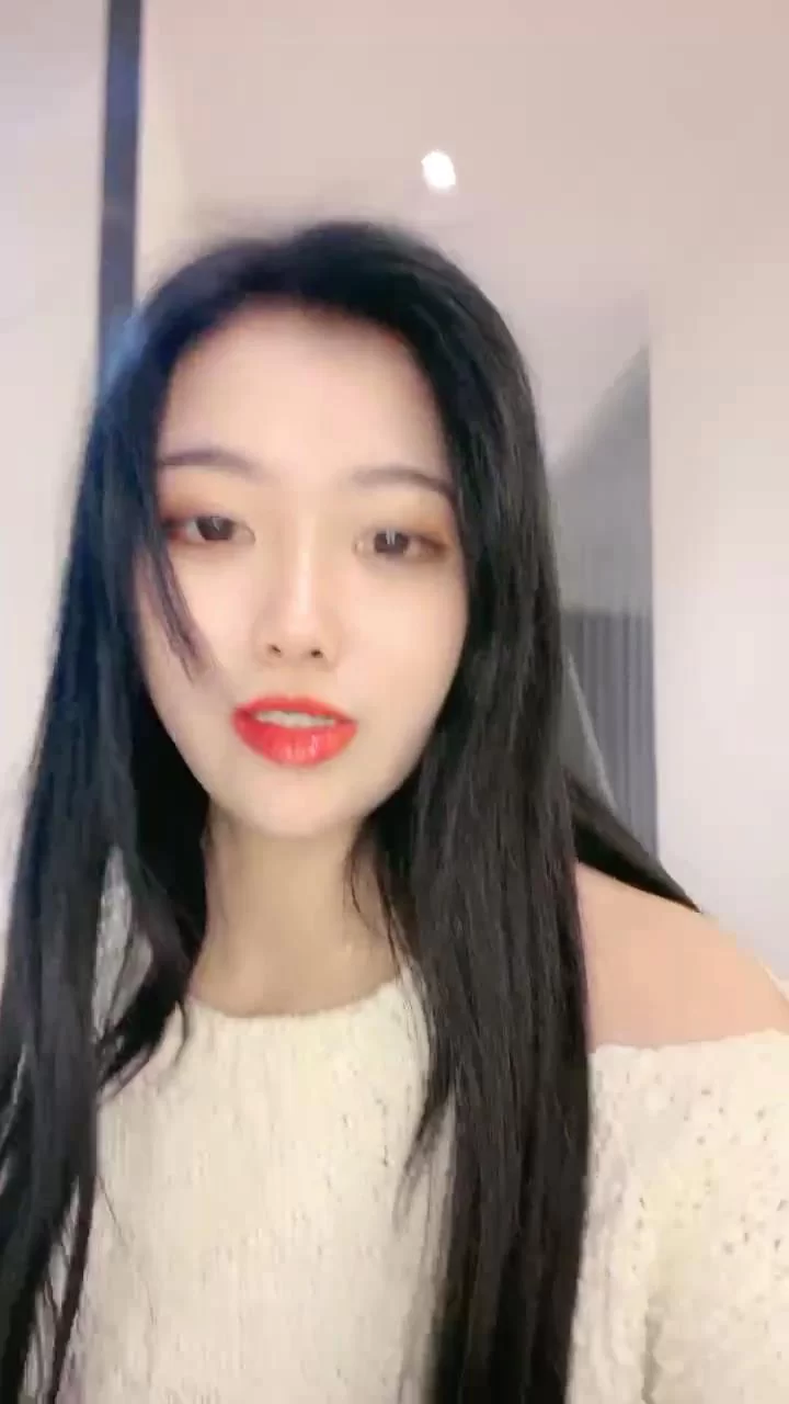 美女御姐 烈焰红唇花臂纹身美乳小姐姐，脱掉衣服扭动细腰，坐在【1v+676m】