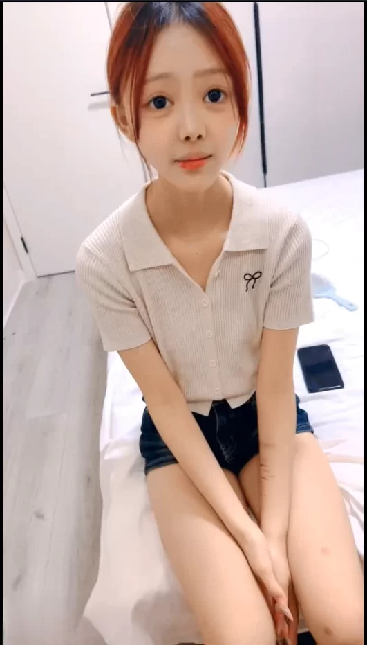 合法萝莉 美女集中营群P~4个极品少女，这种极品小穴难得一见【1v+2.38g】