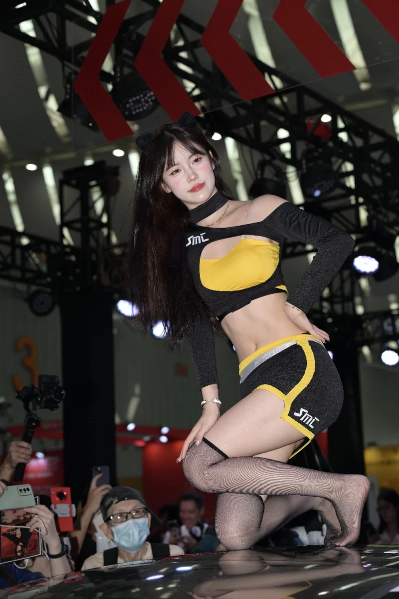 国产模特 网红车模[克罗拉]车顶上的黑丝美女  美脚特写【95P+2.15G】