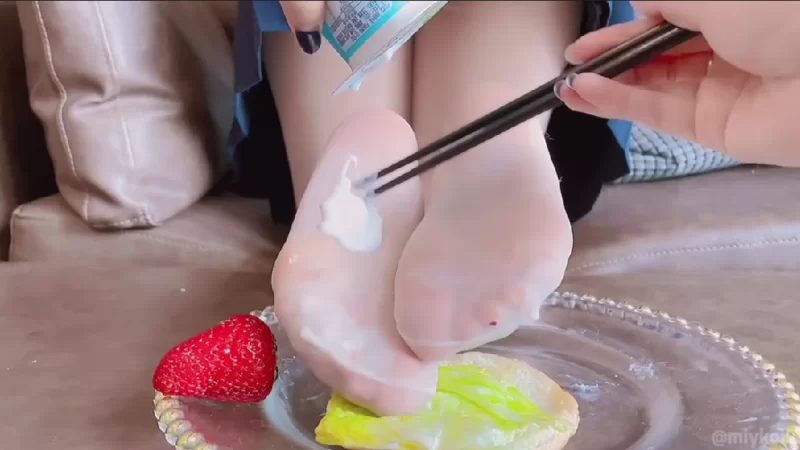 美腿/足控 足式汉堡 白丝玉足汉堡先塞我嘴里尝一尝是什么味道的【1+200M】