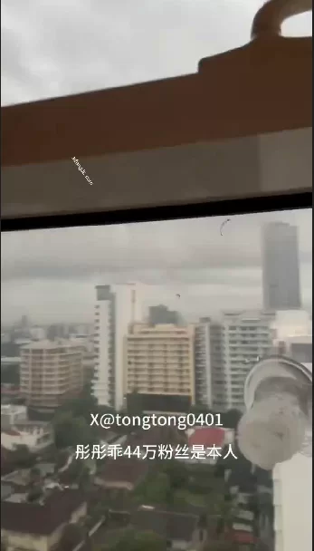 福利姬 高颜值极品反差[彤彤乖]人前露出福利 订阅定制视频合集【29V+1.2G】