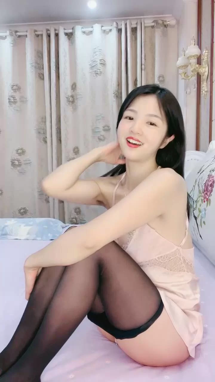 美女御姐 韵味十足甜美御姐，大姨妈刚走就诱惑，性感睡衣黑丝，【1v+520m】