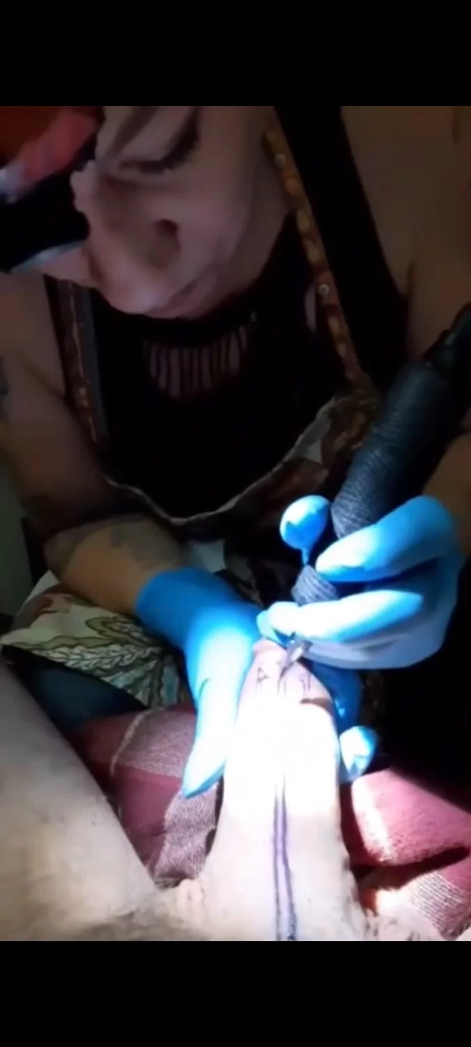 自拍 猎奇 鸡巴纹身真实秘密过程曝光！女纹身师需时不时给客人口交 确保鸡巴在坚硬挺状态【2v+300m】