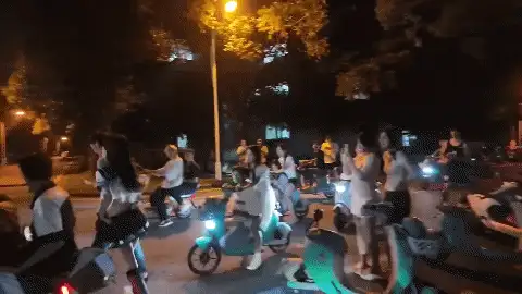 各种门 吃个瓜*湖北X济学院+山东某技校小情侣操场激情草逼 【7v+17M】