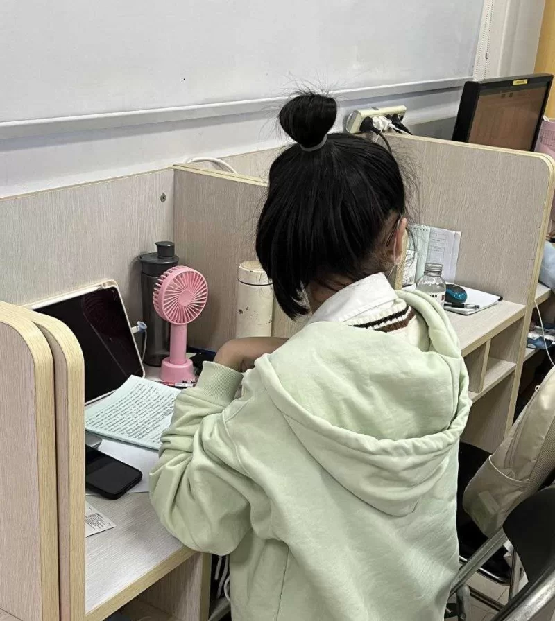 福利姬 南京财经大学20届学姐钟伟婷 反差眼镜妹 富哥凿击娇躯【1+100m】