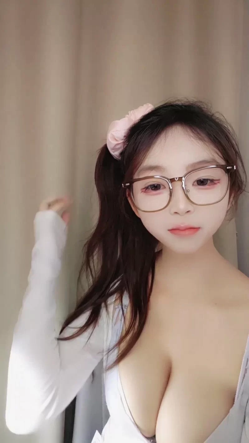 美女御姐 初恋般的感觉，超清纯美少女[你的草莓蛋糕]下海福利【2v+1.6g】