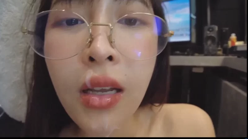 自拍 眼镜反差女大学生，跟炮友激情啪啪，被无套后入，抱头【1V+188M】