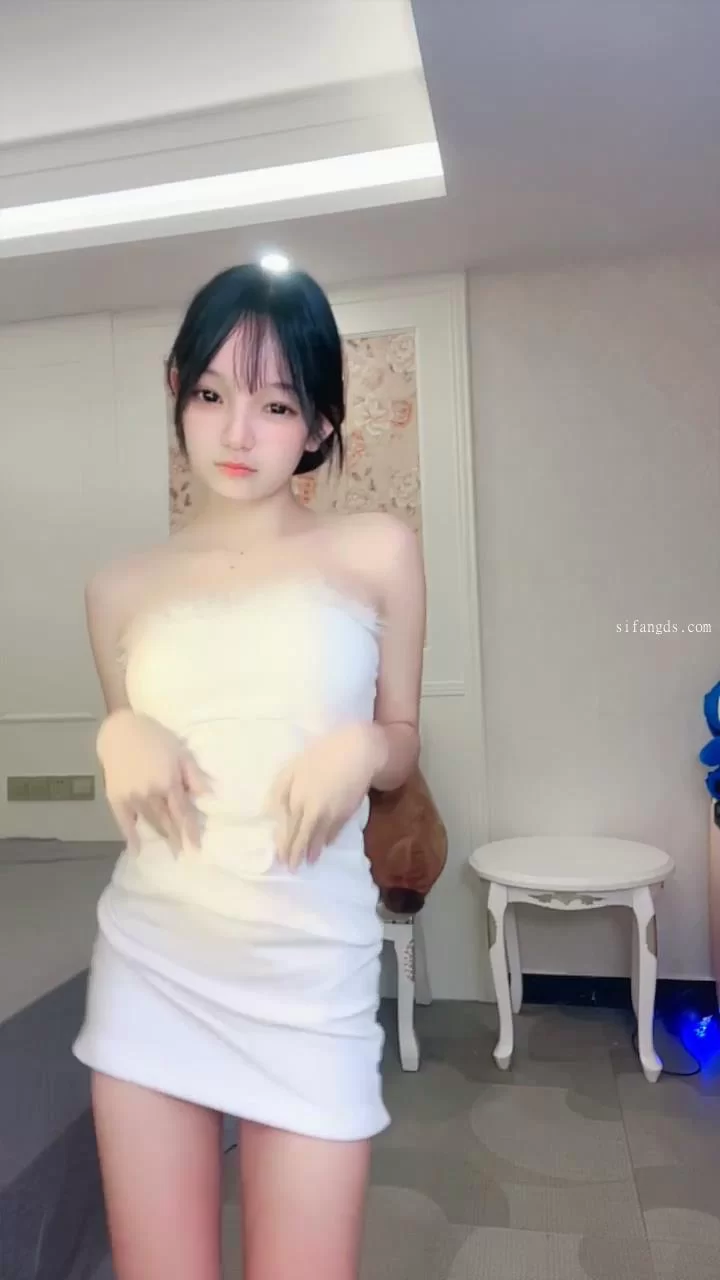 美女御姐 校花女神[鬼鬼啊] 纤细小蛮腰全裸跳舞道具自慰疯狂抽【4v+3.25g】