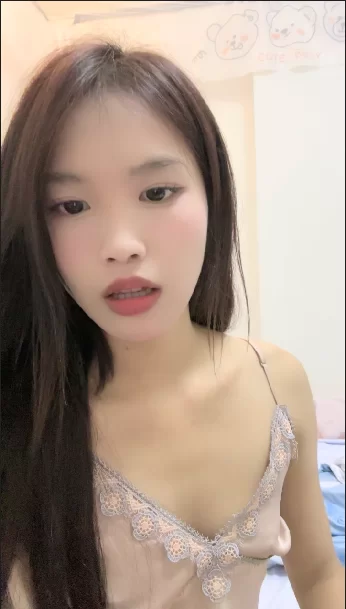 女大学生 高颜值外表甜美 第一次刚下海嫩妹妹 门槛定制直播玩弄小穴【1+900M】