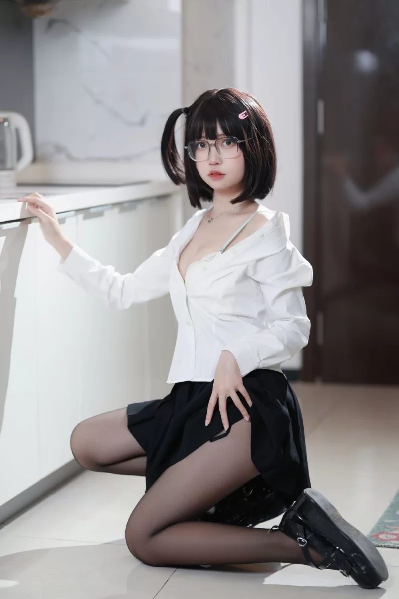 国产coser 洛桑w伊梓 眼镜妹妹 [32P 307MB]【32P+307M】