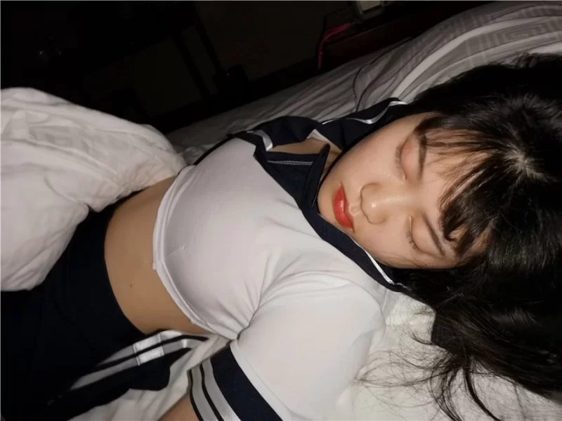 女大学生 觊觎很久的清纯学妹❤️醉了换上黑白丝各种啪啪啪【98P+20V+3.15G】