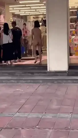 各种门 吃瓜新闻-长沙五一广场一女子当街裸奔，网传是为了气男友【4v+12M】