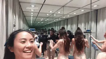 自拍 [极品泄密]身材超正混血女神和闺蜜试衣间换衣流出【1v+2.26G】