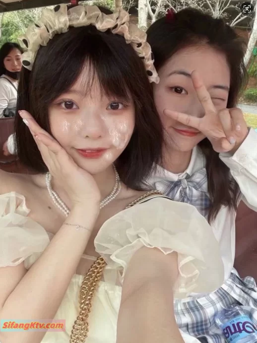 女大学生 李月-反差清纯美少女 日常生活是女神 私下是金主的小母狗【7V45P+240M】