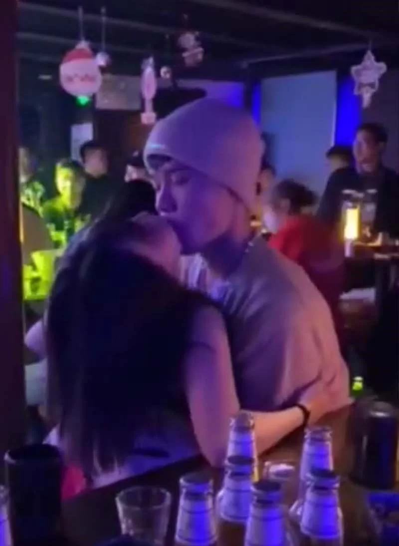 自拍 KTV夜店淫荡合集 淫男乱女的纸醉金迷尝尝别人老婆的味道【1+40m】