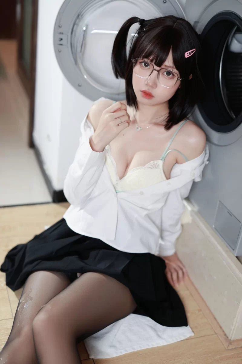 国产coser 洛桑w伊梓 眼镜妹妹 [32P 307MB]【32P+307M】
