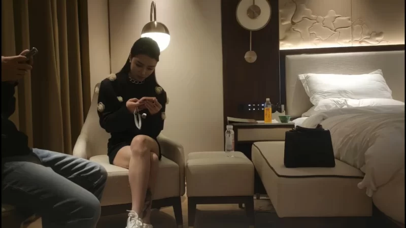 会所嫖娼类 女神整场被偷偷拔套却毫无知觉，反射弧巨长的美女！【1v+400m】