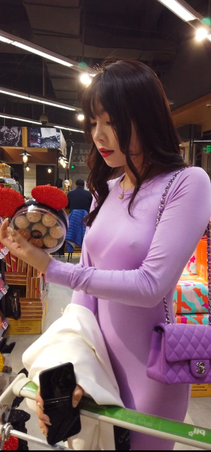 国产模特 [魔镜街拍]范家辉模拍 - 芝芝Booty 紫色连衣裙 原版竖屏无水印视频【7V+8G】