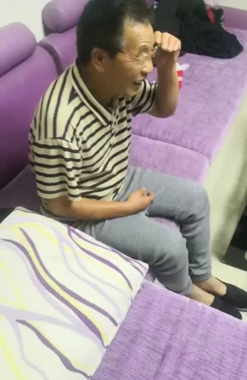 绿帽&换妻 中医老大爷上门推拿出诊被人妻丈夫撺掇老牛吃嫩草听声易【1v+1G】