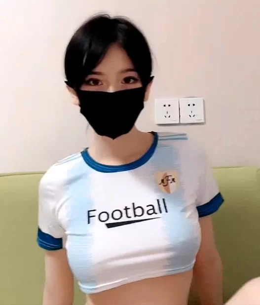 自拍 新来的足球宝贝，极品大奶尤物 奶子真极品啊有大又圆【1+2.7g】