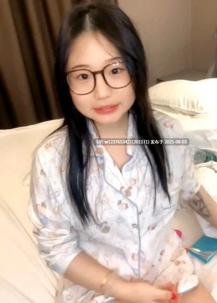 自拍 背上有蝴蝶纹身的香香软软的小母狗【1+1.5g】