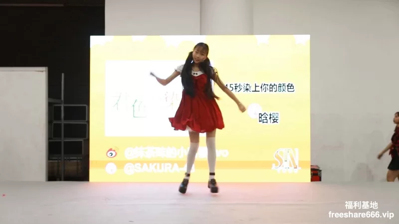 福利姬 浆果儿超市公园户外大胆露出户外自慰34V/31G【1+31G】
