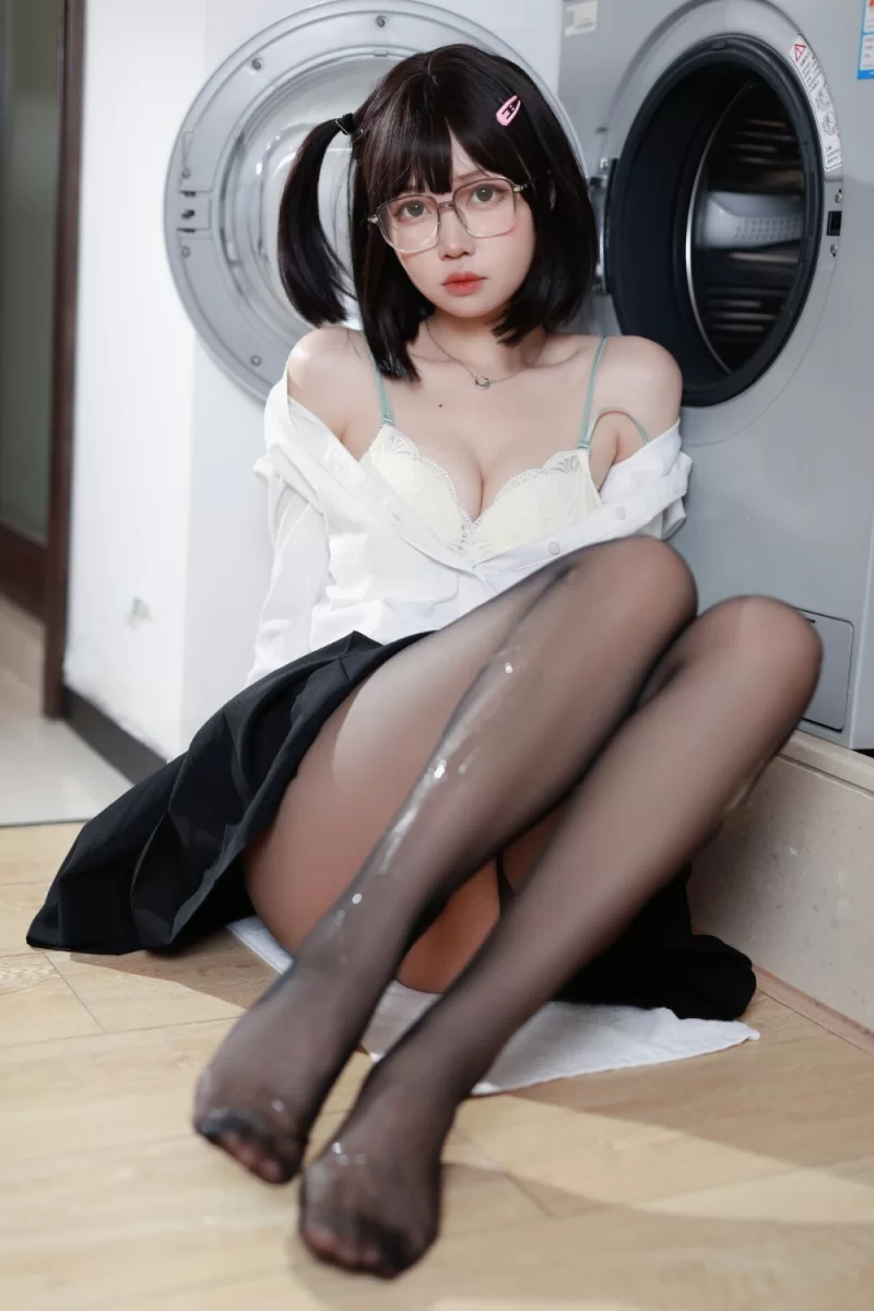 国产coser 洛桑w伊梓 眼镜妹妹 [32P 307MB]【32P+307M】
