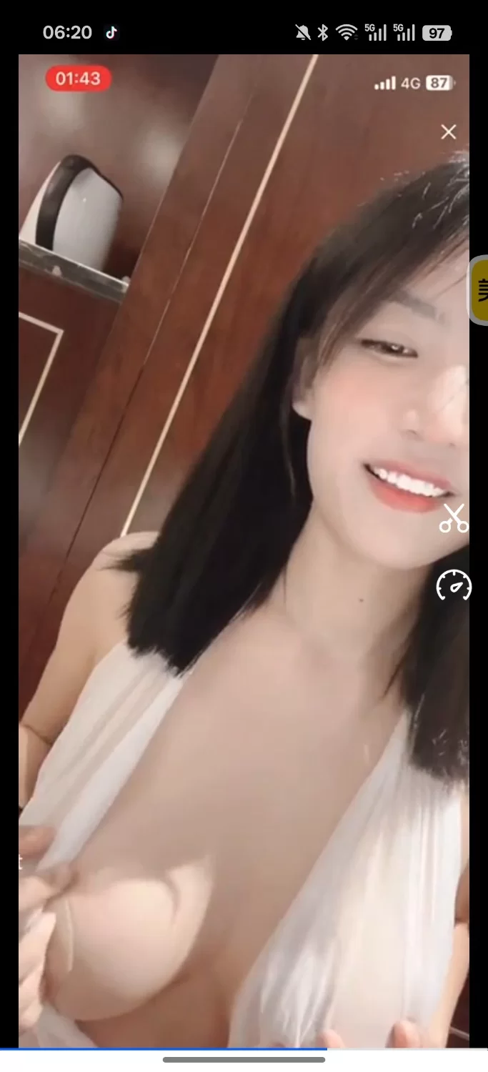 自拍 两个小骚货的视频，顺便问问两个人是谁【2v+3mb】