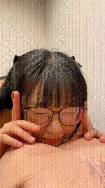自拍 超骚的反差眼镜妹momocats全套视频+生活照大流出【12p+25v+452M】