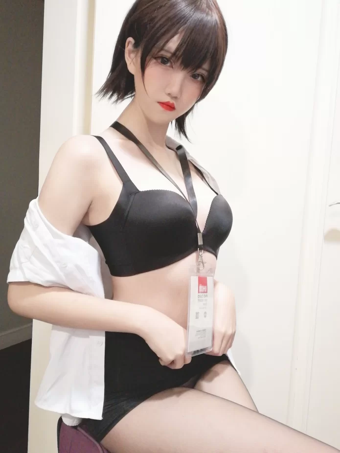 美腿/足控 阿薰kaOri_黑丝OL [45P+2V]【45P+2V+350m】