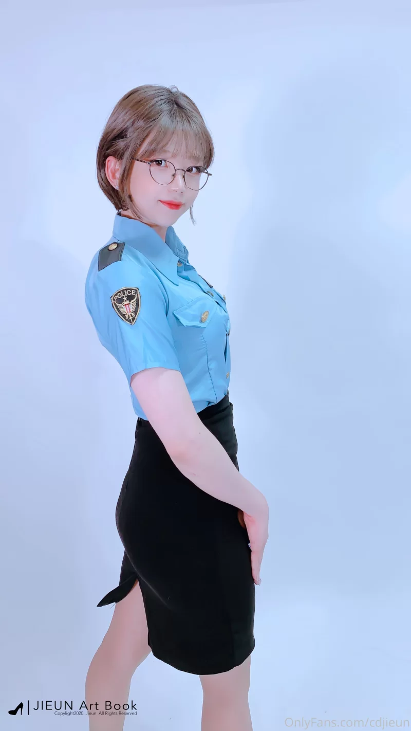 高颜值 韩国超火网红福利小屌自慰~爆菊打飞机，各种制服撸管射精【1V+700M】