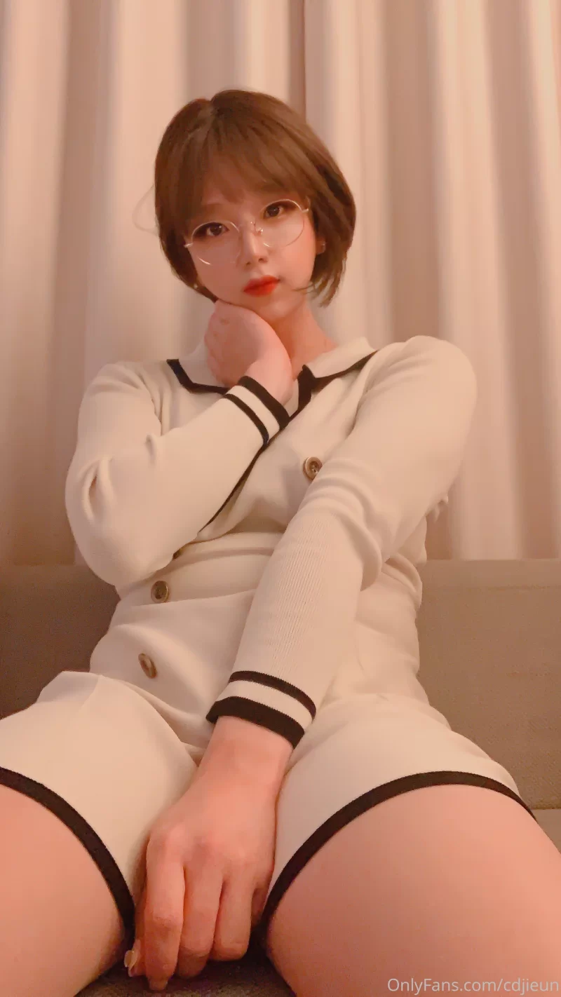 高颜值 韩国超火网红福利小屌自慰~爆菊打飞机，各种制服撸管射精【1V+700M】