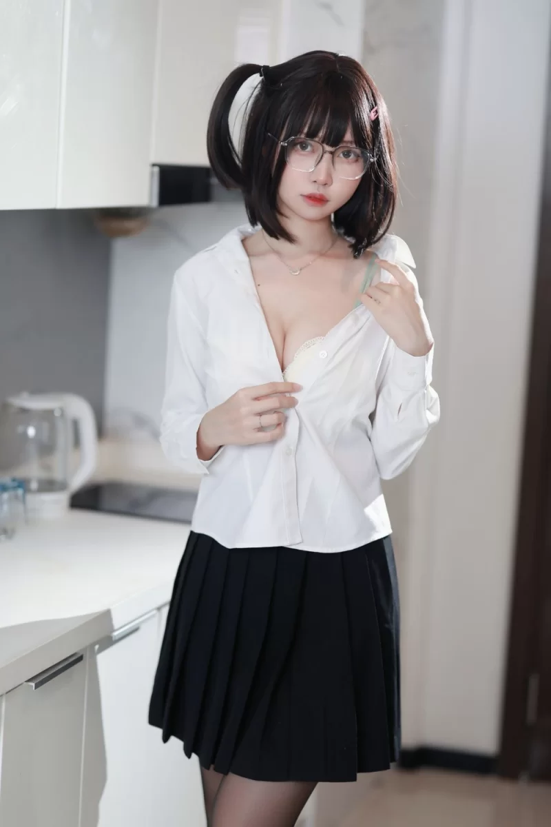国产coser 洛桑w伊梓 眼镜妹妹 [32P 307MB]【32P+307M】