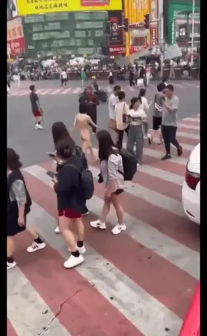 各种门 吃瓜新闻-长沙五一广场一女子当街裸奔，网传是为了气男友【4v+12M】