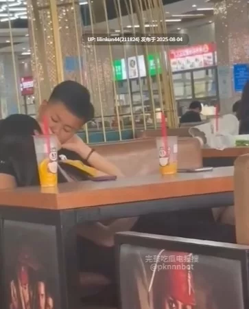 自拍 青岛技师学院食堂惊现春色一幕 小姐姐趴在桌下给男友深情口交 这也不是春天啊!【1+20m】