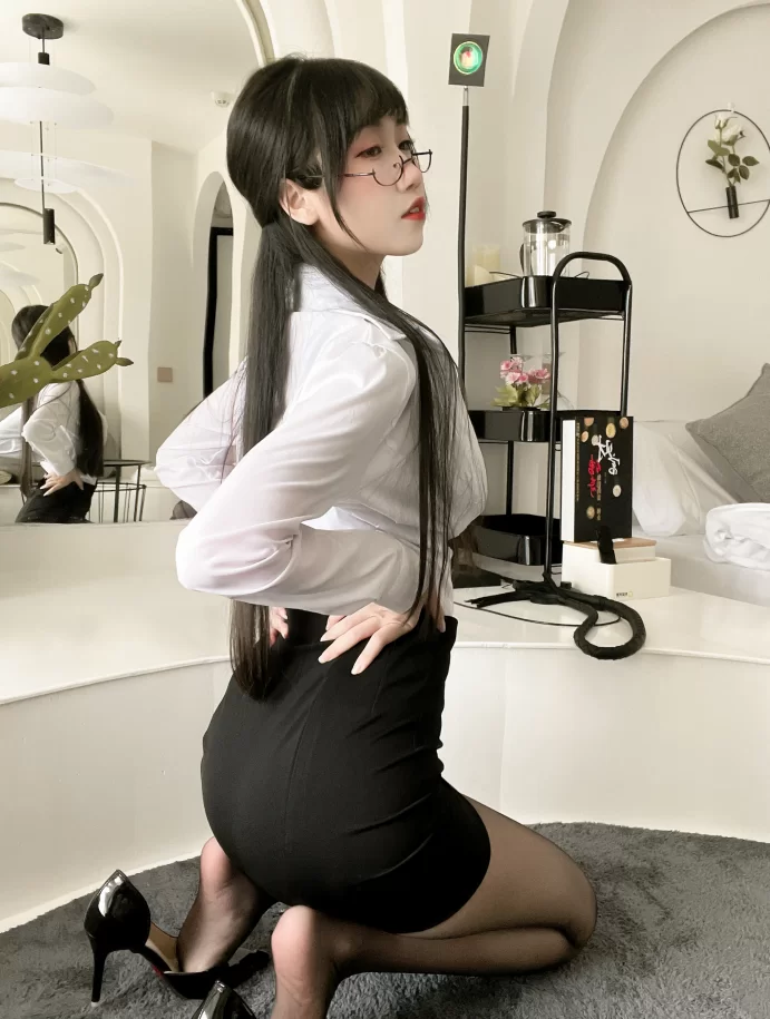 美腿/足控 不呆猫_黑丝包臀OL [24P+5V]【24P+5V+1.1g】