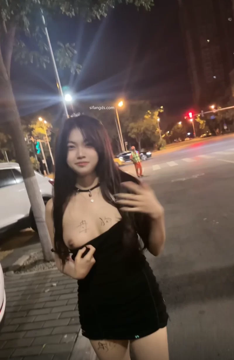 合法萝莉 大奶萌妹乐乐深夜街头露出2部双峰坚挺，环卫大爷看直了【2v+3.6g】