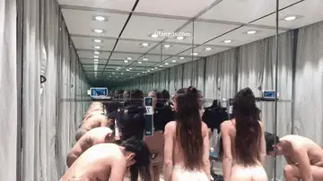 自拍 [极品泄密]身材超正混血女神和闺蜜试衣间换衣流出【1v+2.26G】