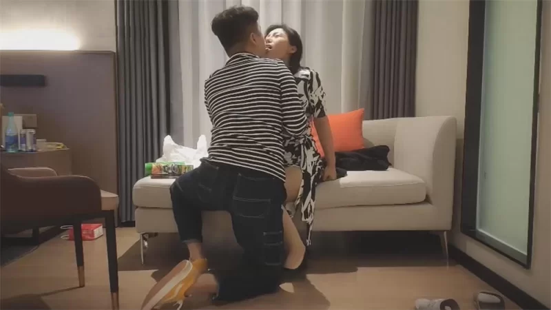 熟女少妇 熟女探花约到个骚气十足的熟女 舌吻69舔逼从床上操到窗【1V+835M】